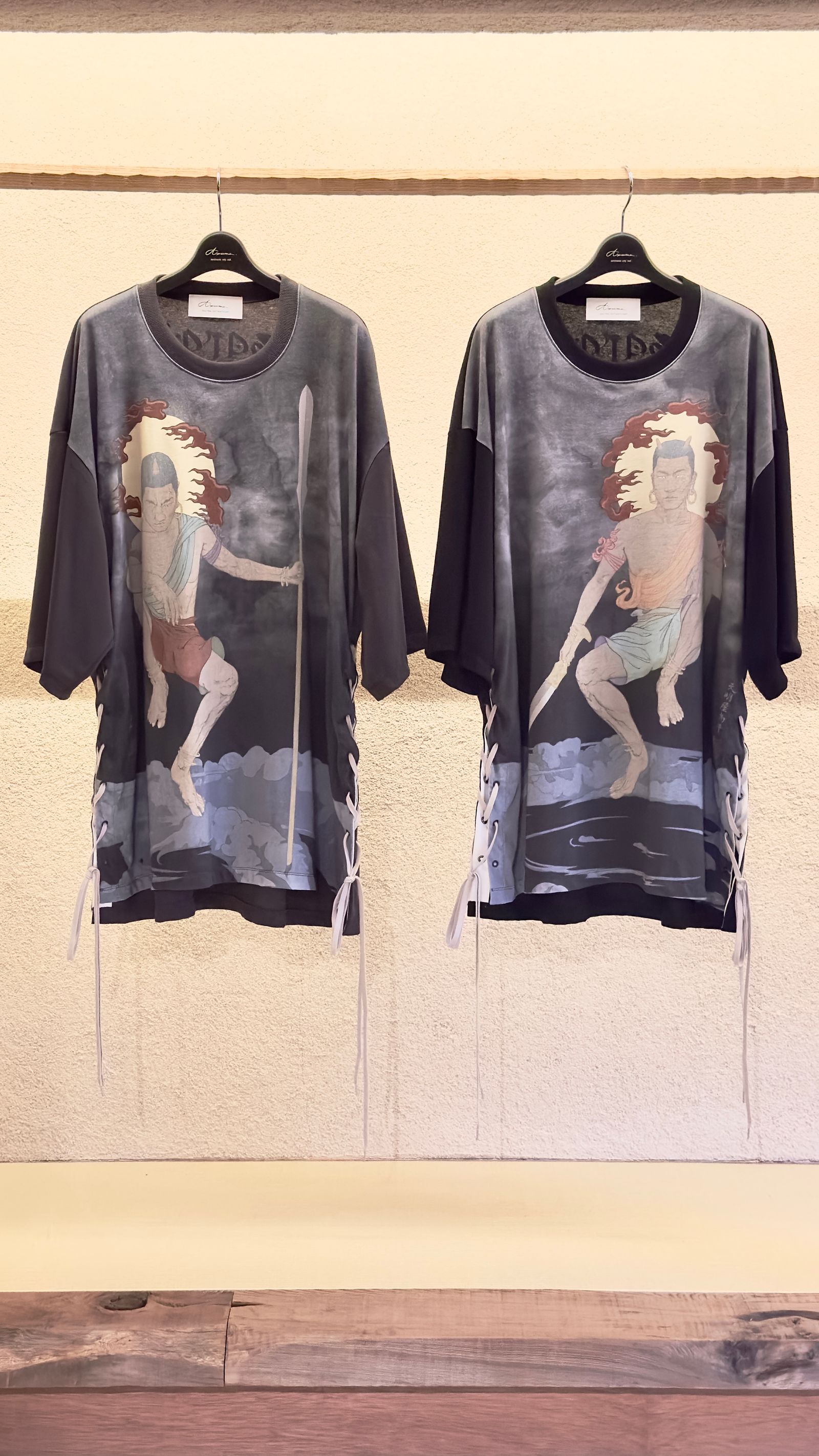 × 天明屋尚「剣神、槍神」LACE UP S/S / ビッグTEE (BLACK,CHARCOAL)