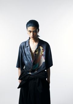 × 天明屋尚「剣神」「槍神」OPEN COLLAR SHIRT / 半袖シャツ (CHARCOAL)