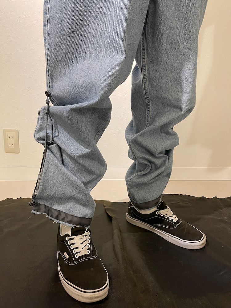 THE DEFORMED ADJUSTABLE THRIFTING DENIM 550 [FIGURE PROTO] / リメイク デニムパンツ（LIGHT INDIGO）