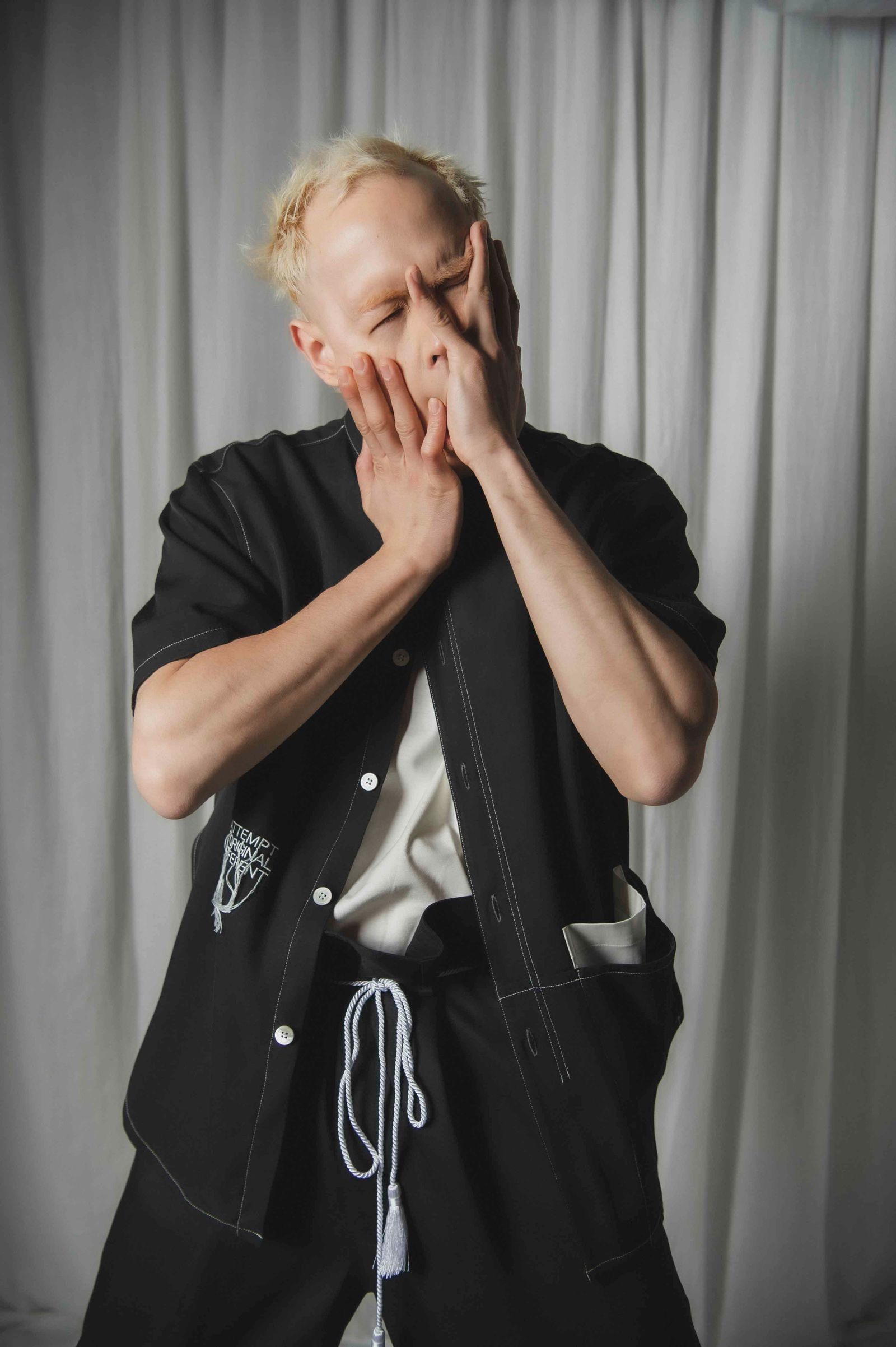 「予約商品」EMBROIDERED SLIT SHIRT (BLACK)