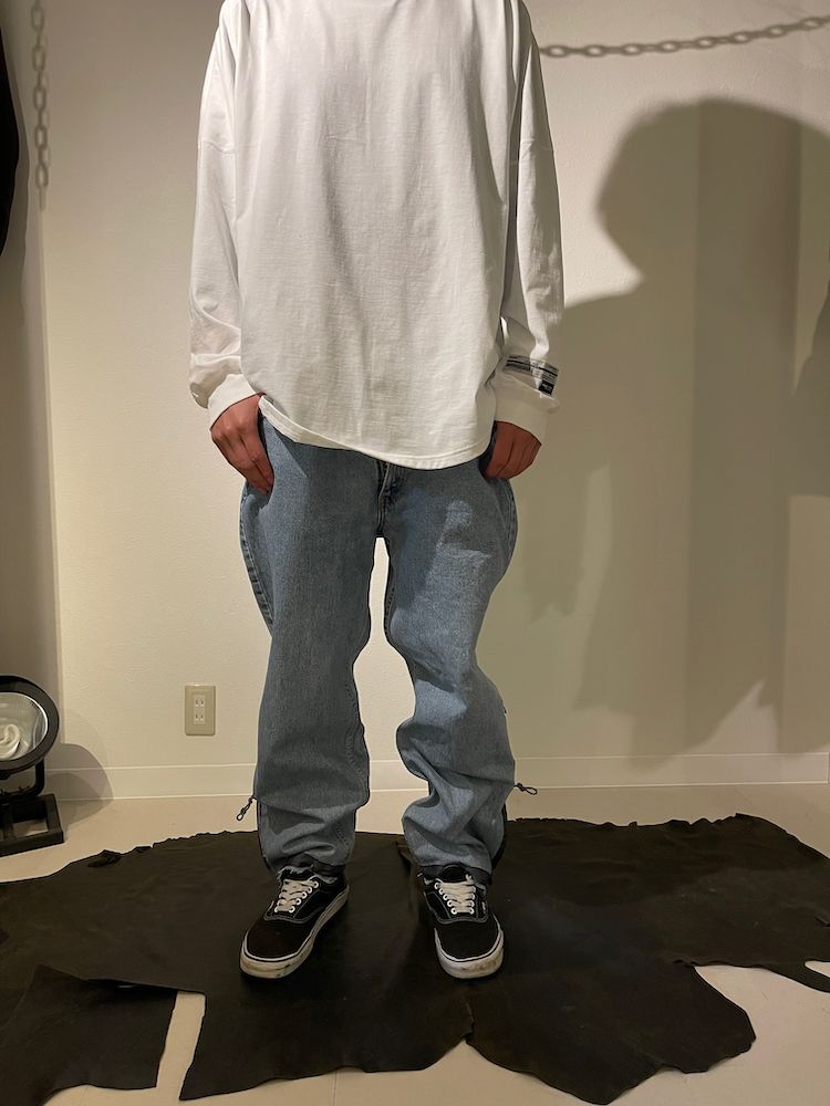 THE DEFORMED ADJUSTABLE THRIFTING DENIM 550 [FIGURE PROTO] / リメイク デニムパンツ（LIGHT INDIGO）