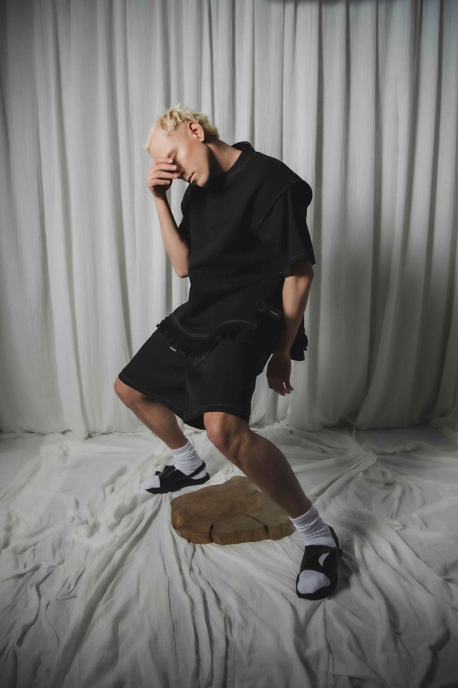 「予約商品」FRINGED SLEEVELESS SWEAT (BLACK)