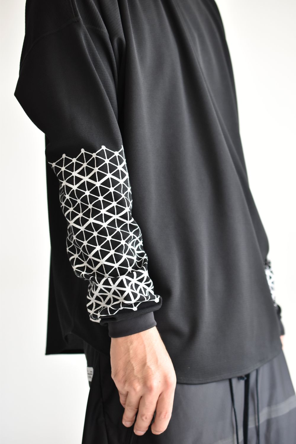 GEOMETRIC PATTERN L-SLEEVE c/#1 BLACK