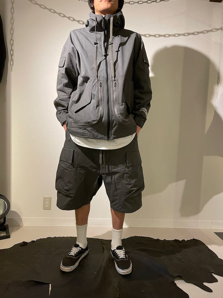 THE HIGH DENSITY HOODED JACKET WITH DEFORMING LARGE POCKETS / フーデッドジャケット（GREY）