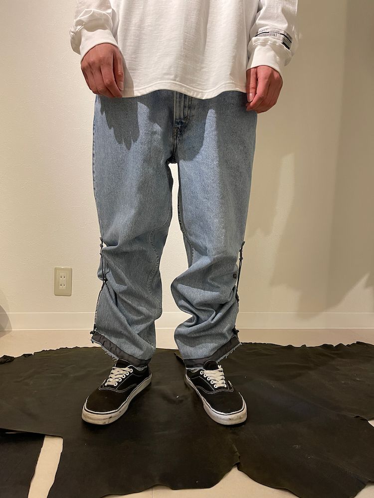 THE DEFORMED ADJUSTABLE THRIFTING DENIM 550 [FIGURE PROTO] / リメイク デニムパンツ（LIGHT INDIGO）