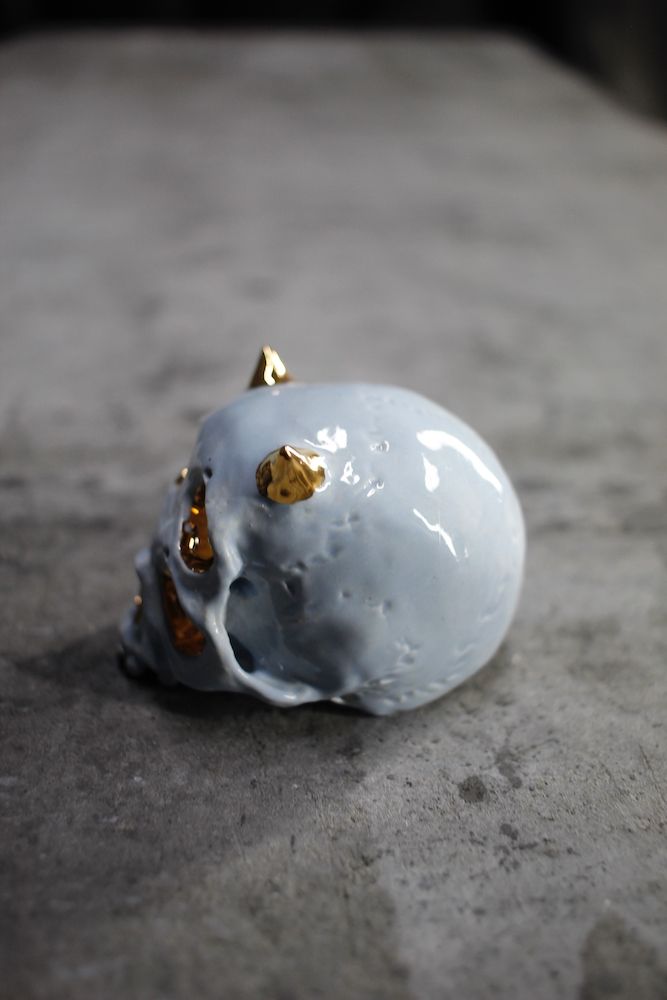 四つ目鬼髑髏ぐい呑 薄青×金  (桐箱付)