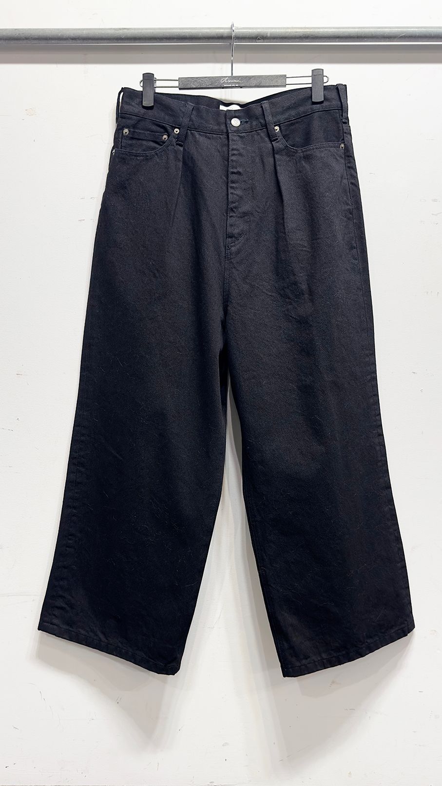 KURT’S WIDE JEANS (ONE WASH) / ワイドジーンズ デニム (Black, Indigo)