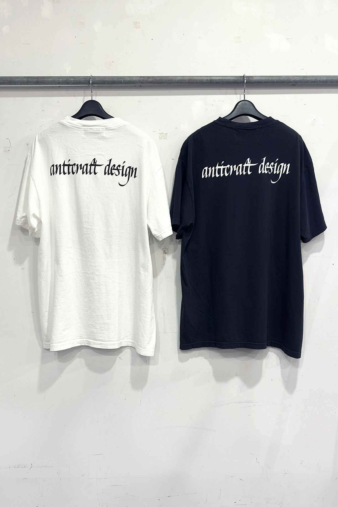 “SALINGER” S/S T-SHIRT / Tシャツ (BLACK, WHITE)