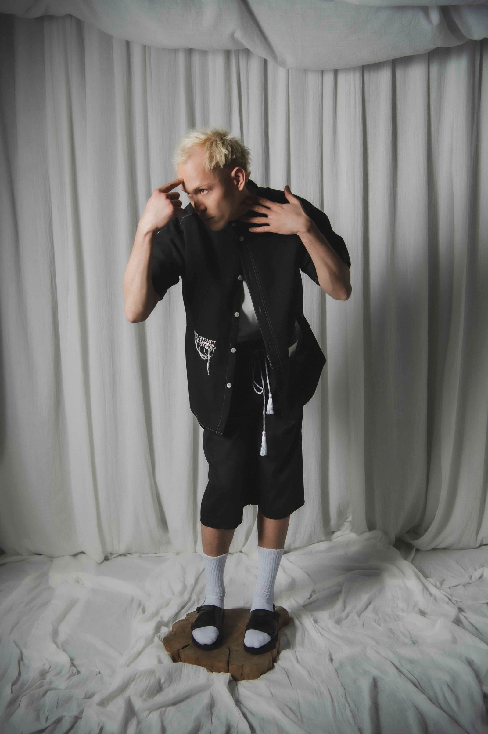「予約商品」EMBROIDERED SLIT SHIRT (BLACK)