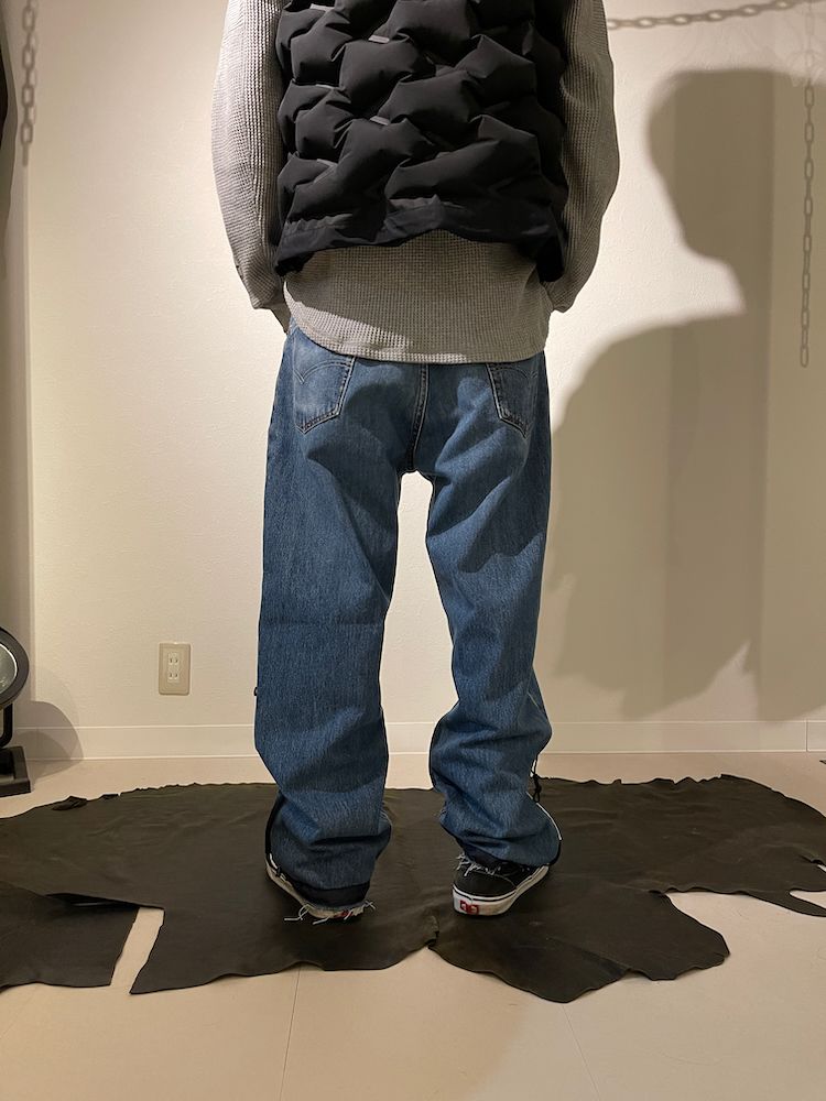 THE DEFORMED ADJUSTABLE THRIFTING DENIM 550 [FIGURE PROTO] / リメイク デニムパンツ（INDIGO）