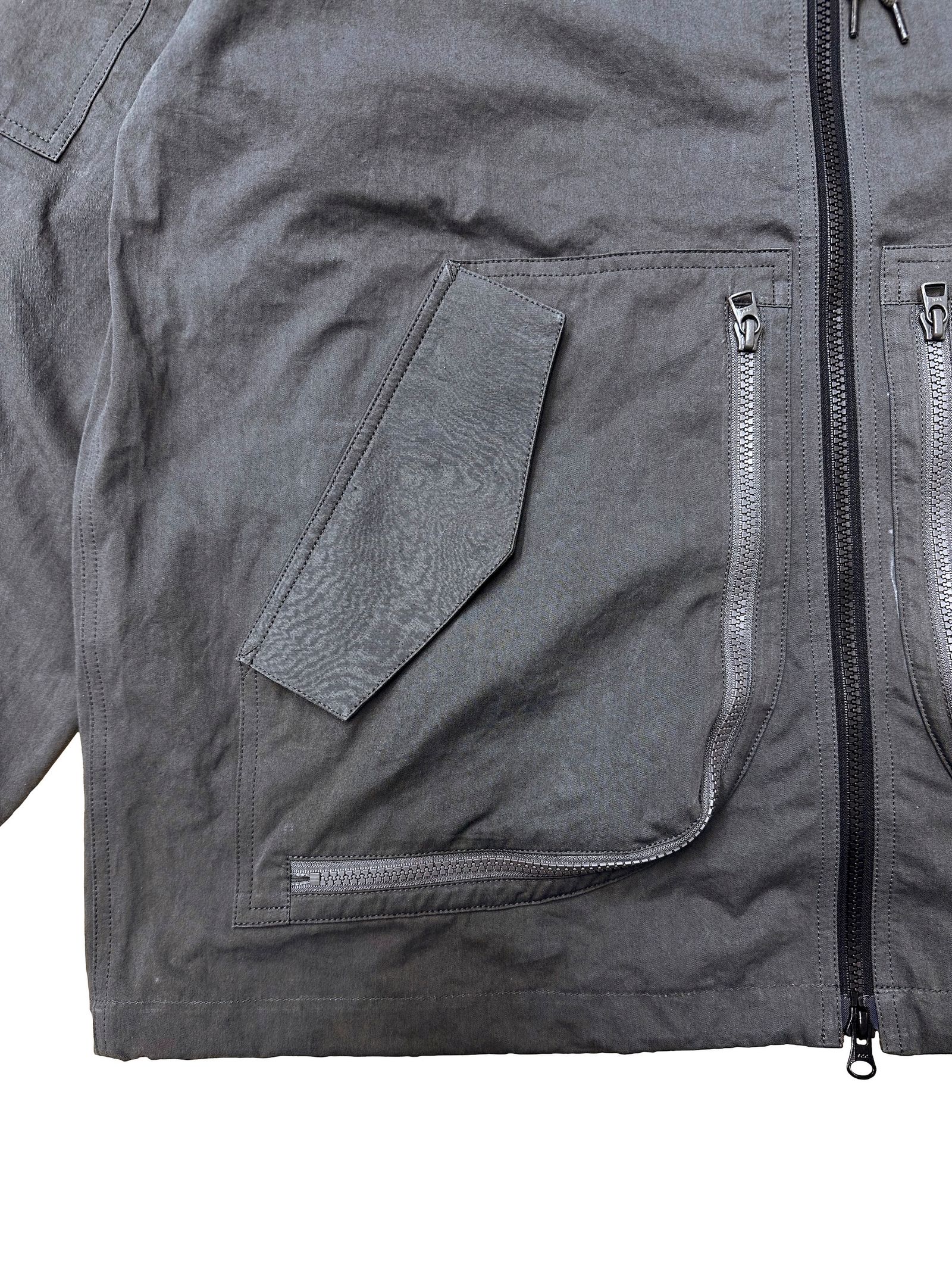 THE HIGH DENSITY HOODED JACKET WITH DEFORMING LARGE POCKETS / フーデッドジャケット（GREY）