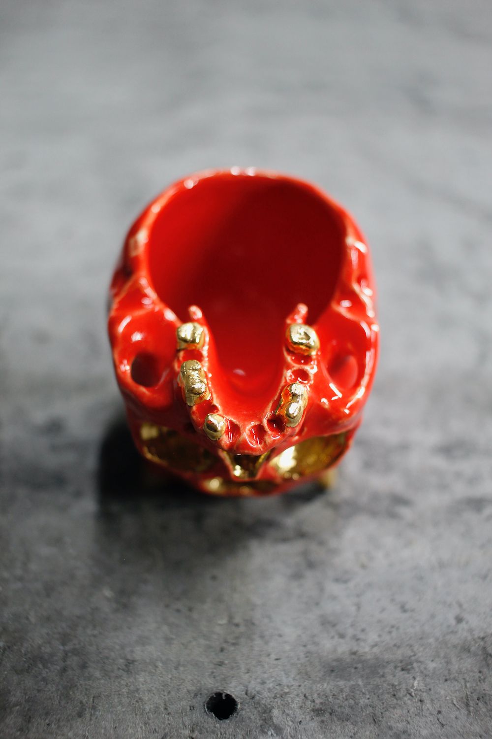 三つ目鬼ぐい呑 朱色×金  (桐箱付)