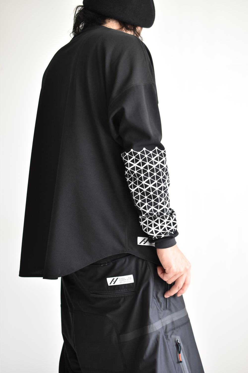 GEOMETRIC PATTERN L-SLEEVE c/#1 BLACK