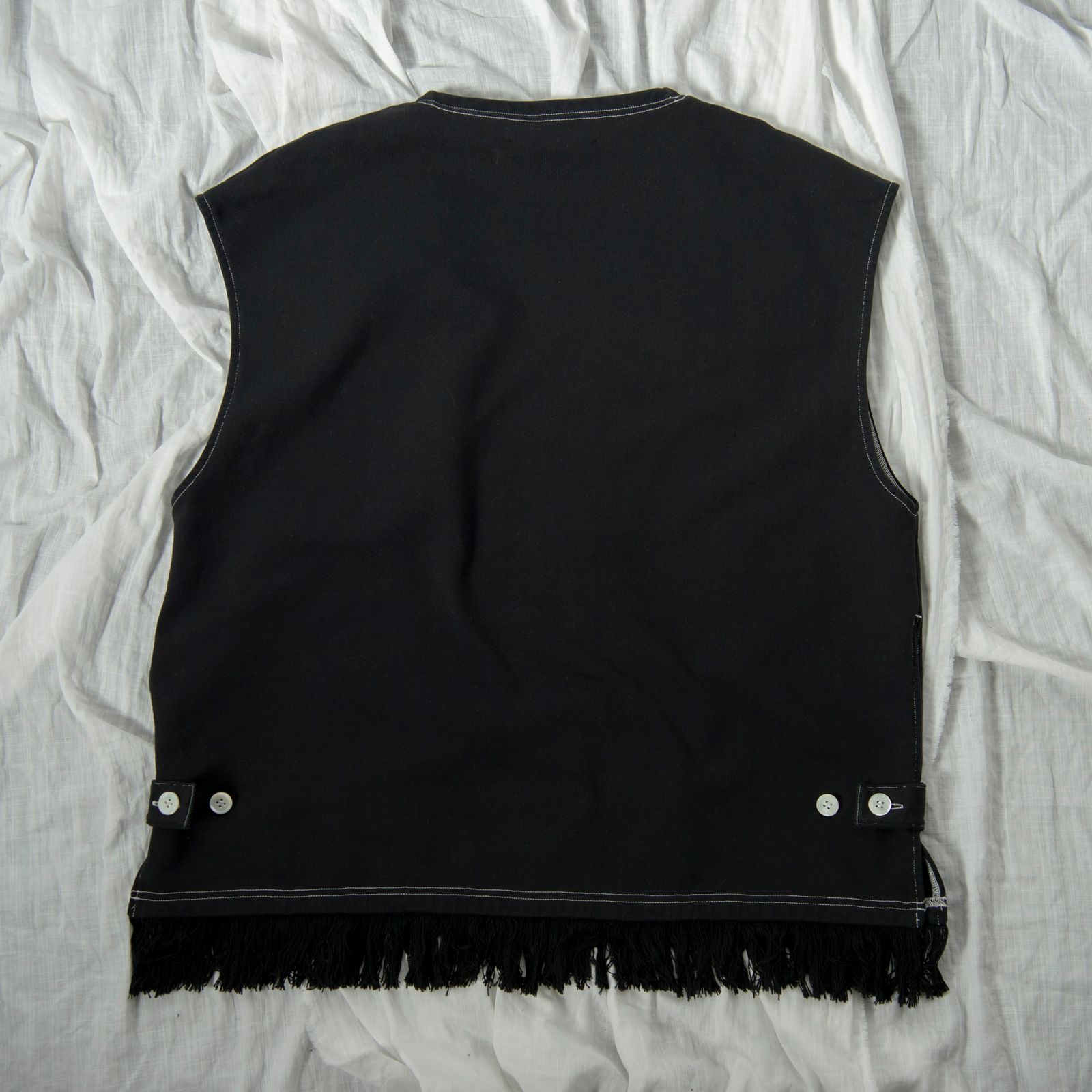 「予約商品」FRINGED SLEEVELESS SWEAT (BLACK)