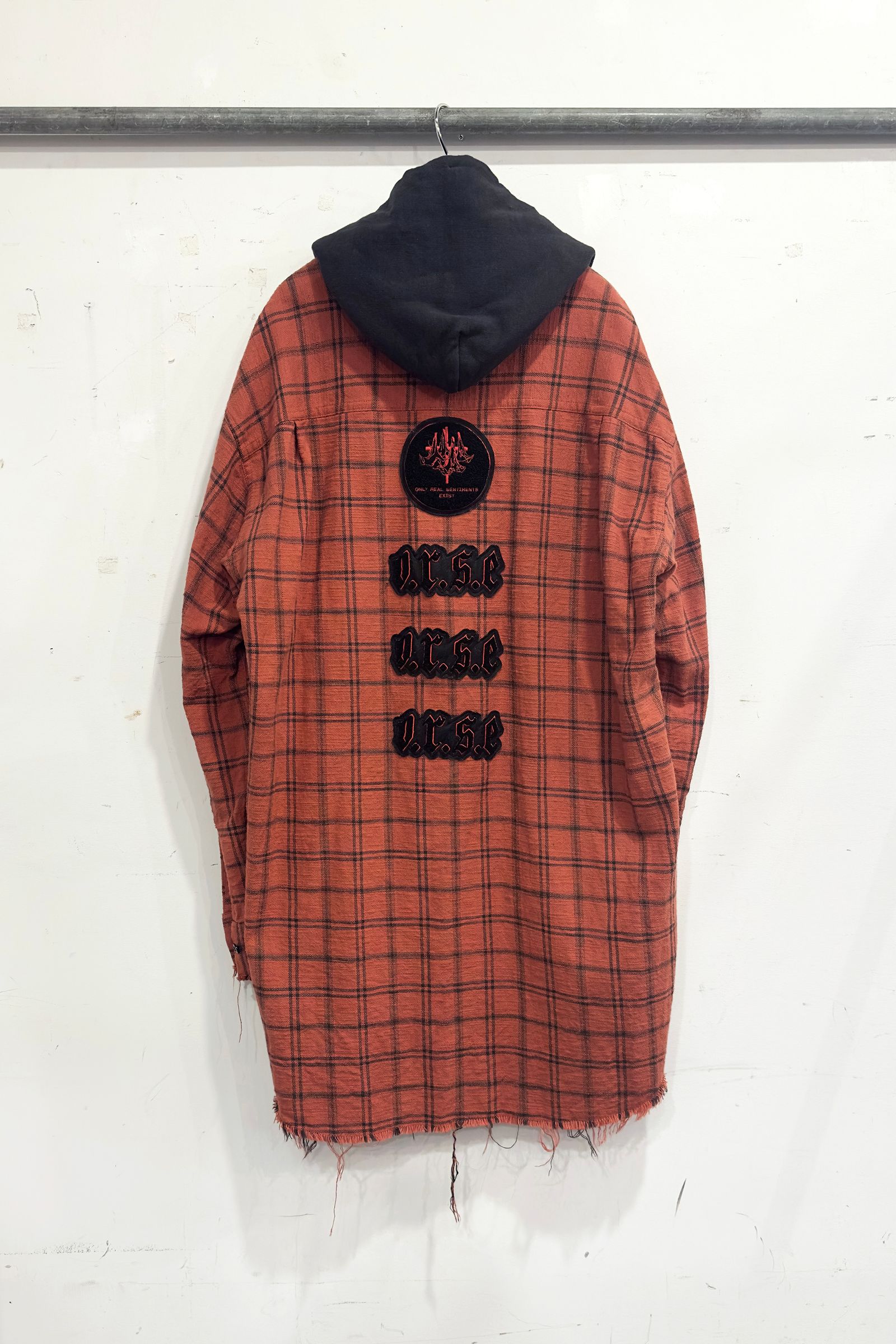 PLAID DOCKING HOOD SHIRT / ロングシャツ (BLACK, ORANGE)