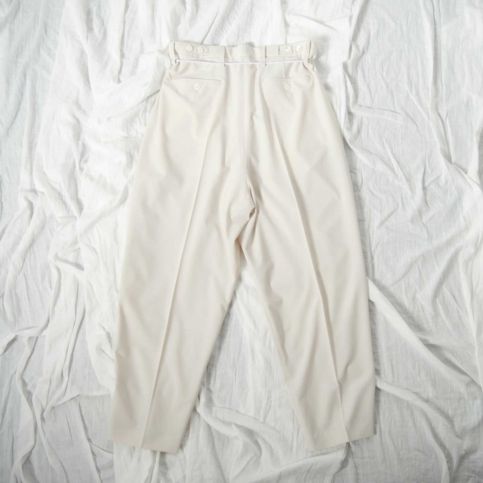 「予約商品」PLEATED WIDE TROUSERS (WHITE)