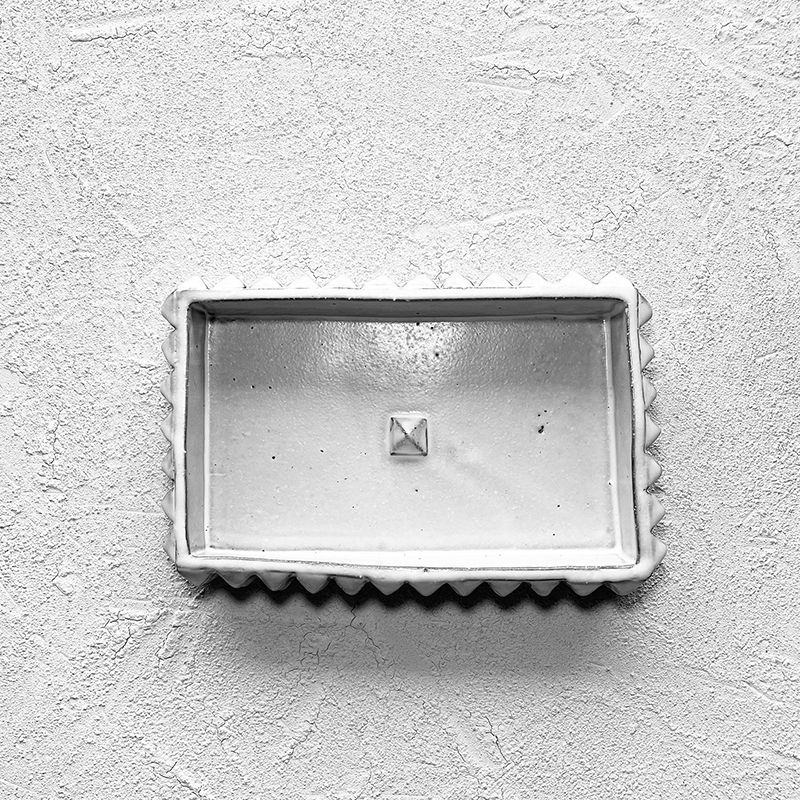 SQUARE STUDS TRAY "WHITE" -陶器皿-