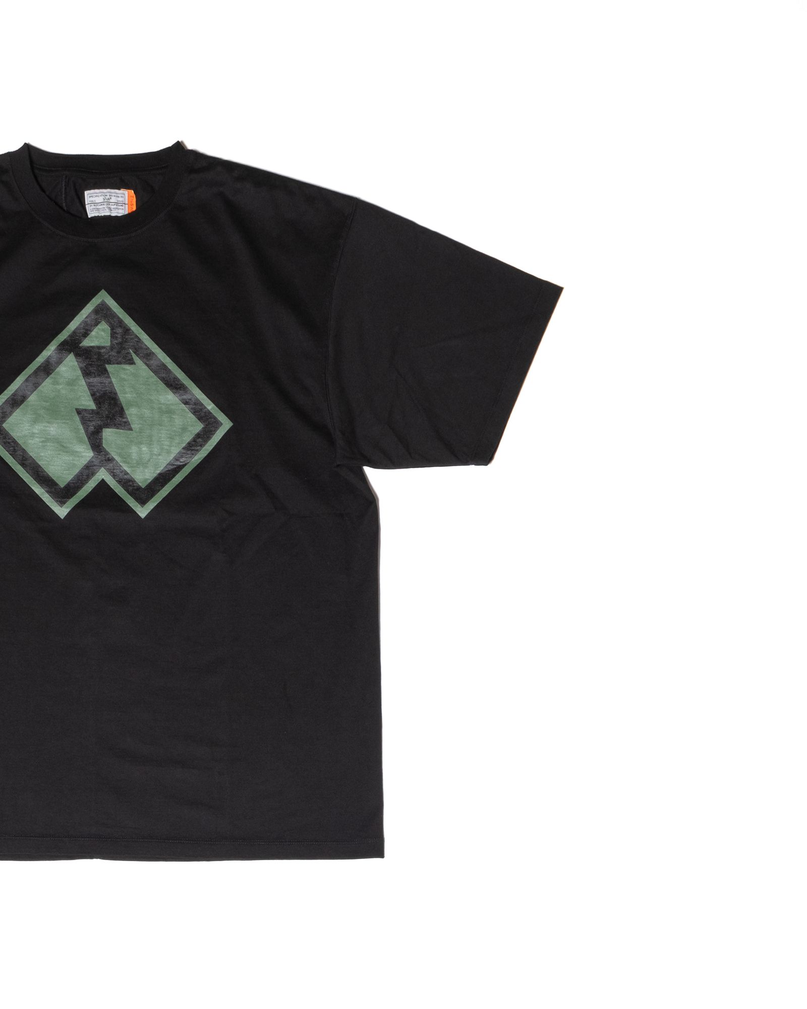 「予約商品」BACK-SEAM EMBLEM PLAIN TEE / col: BLACK