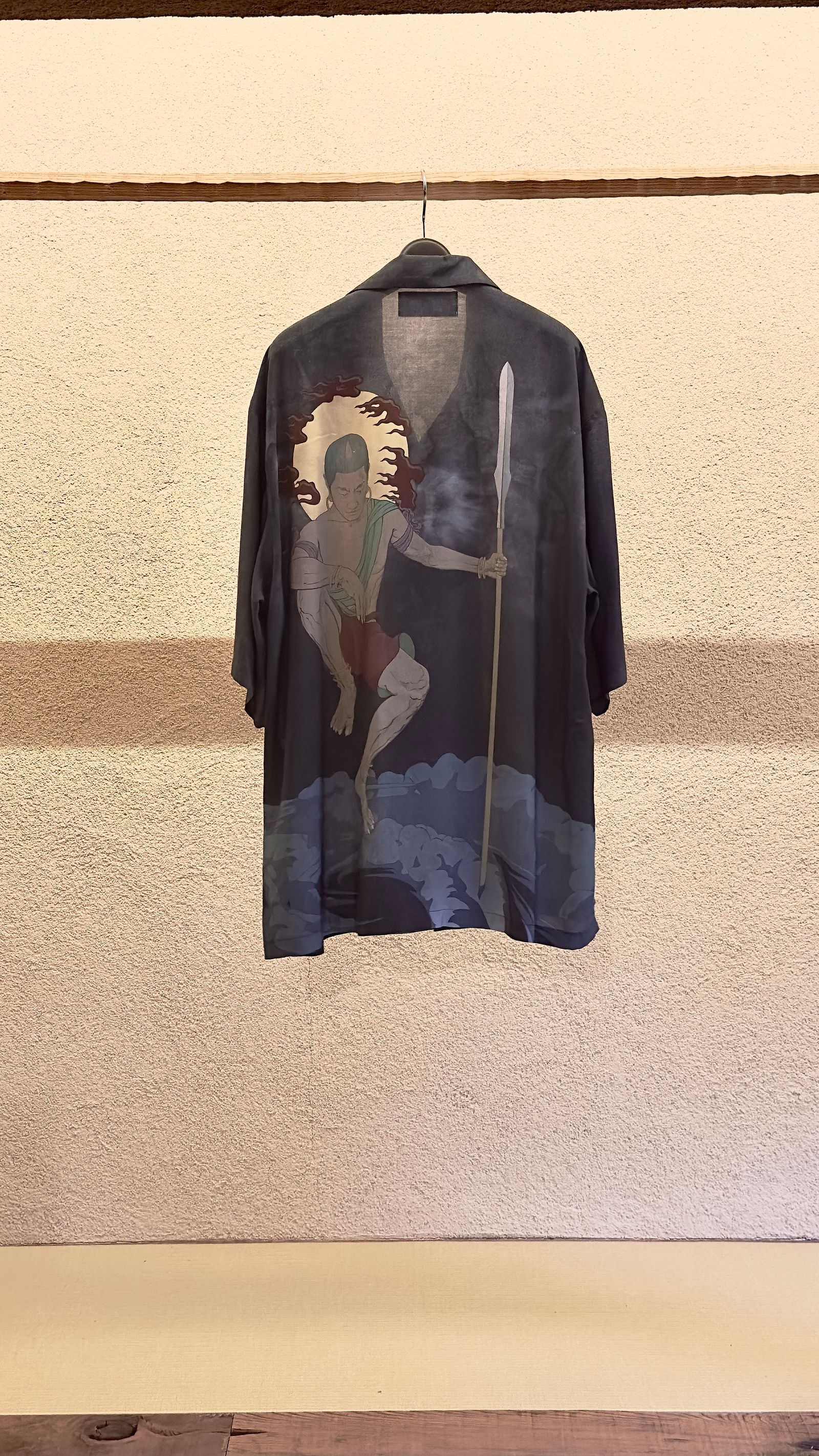 × 天明屋尚「剣神」「槍神」OPEN COLLAR SHIRT / 半袖シャツ (CHARCOAL)