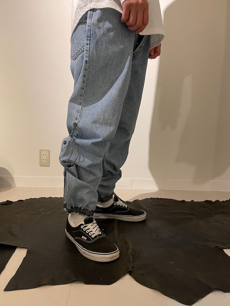 THE DEFORMED ADJUSTABLE THRIFTING DENIM 550 [FIGURE PROTO] / リメイク デニムパンツ（LIGHT INDIGO）