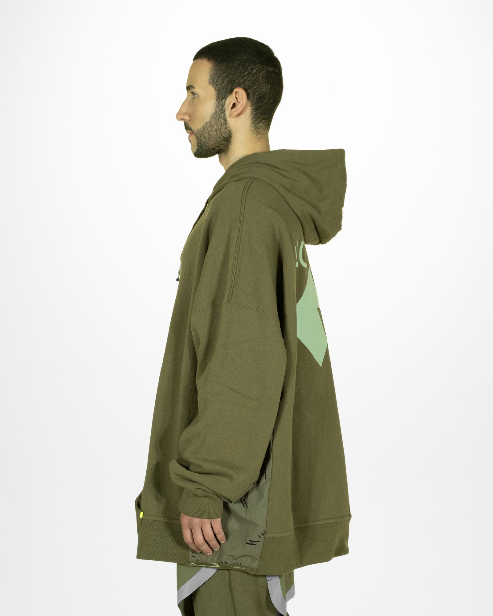 「予約商品」KANGAROO-POCKET WIDE JOGGER HOODIE / col: KHAKI