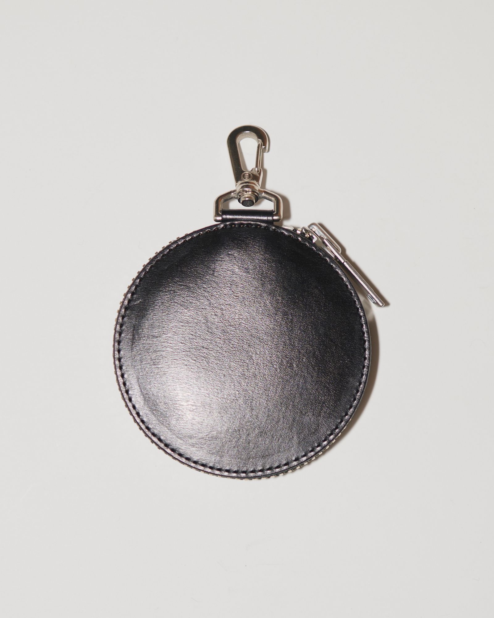 945-81TAC343-1 / カービングサークルポーチ (BLACK, NATURAL)