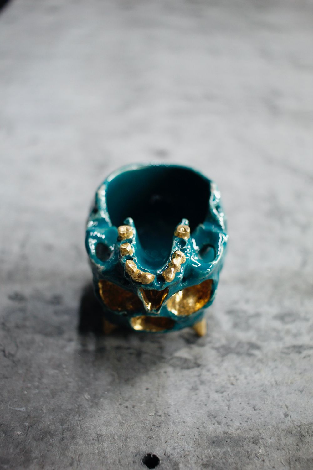 三つ目鬼ぐい呑 青緑×金  (桐箱付)