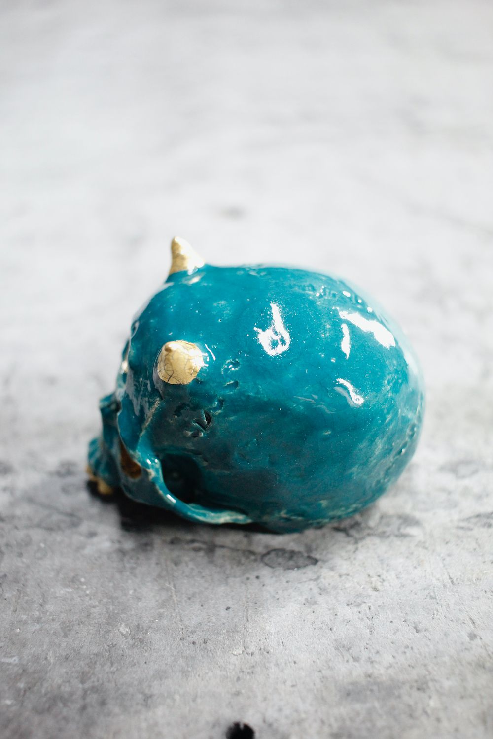 三つ目鬼ぐい呑 青緑×金  (桐箱付)