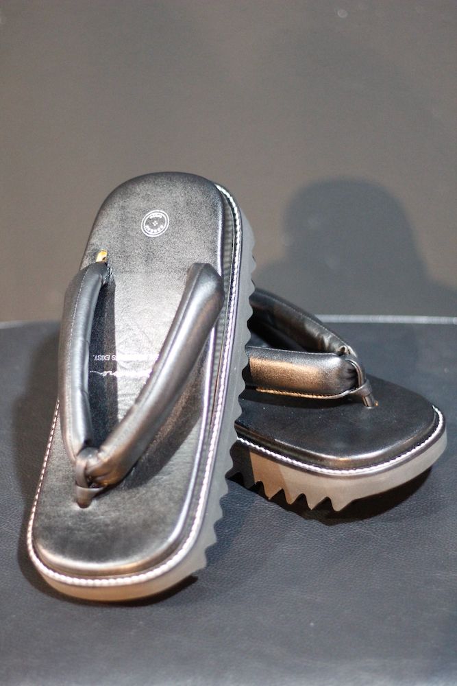 LEATHER SETTA (BLACK)