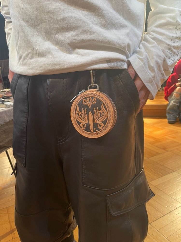 945-81TAC343-1 / カービングサークルポーチ (BLACK, NATURAL)