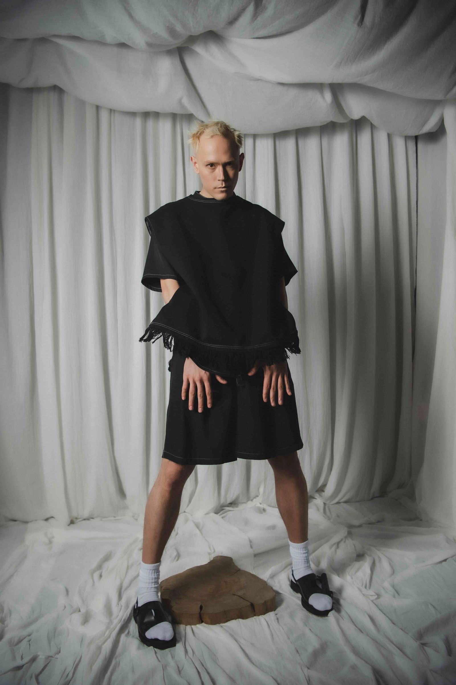 「予約商品」FRINGED SLEEVELESS SWEAT (BLACK)