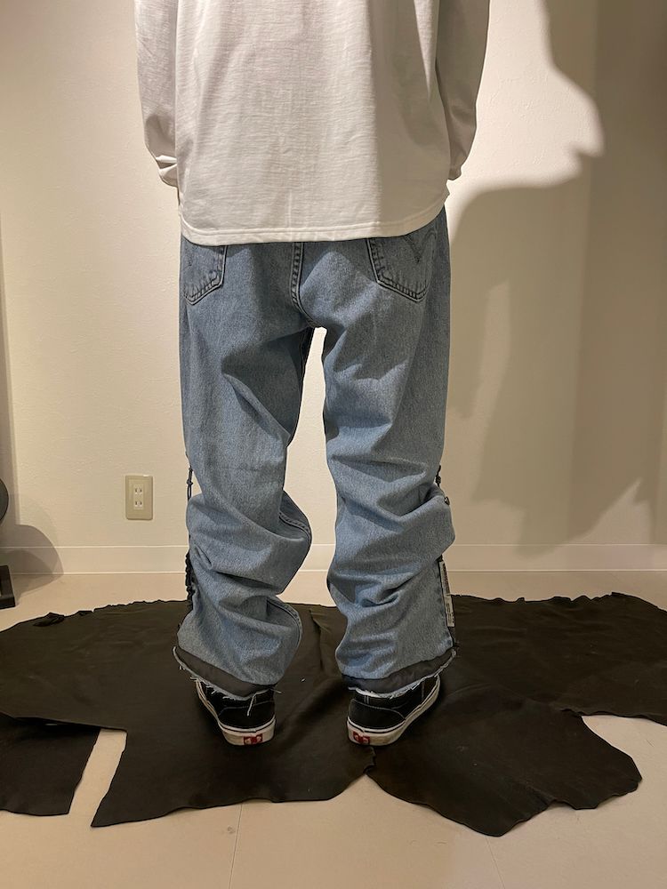 THE DEFORMED ADJUSTABLE THRIFTING DENIM 550 [FIGURE PROTO] / リメイク デニムパンツ（LIGHT INDIGO）