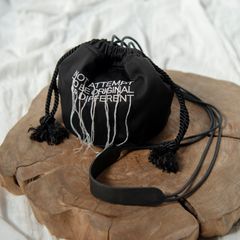 「予約商品」EMBROIDERED PURSE (BLACK/WHITE)