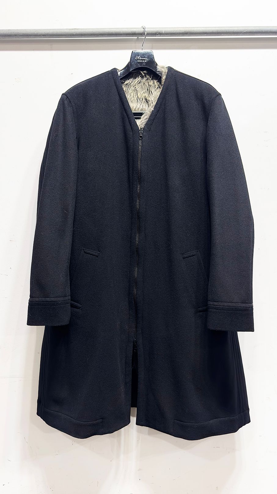 BRIAN’S FUR LINER COAT / リバーシブル ノーカラーコート (Black, Charcoal Gray) ファーライナー付き