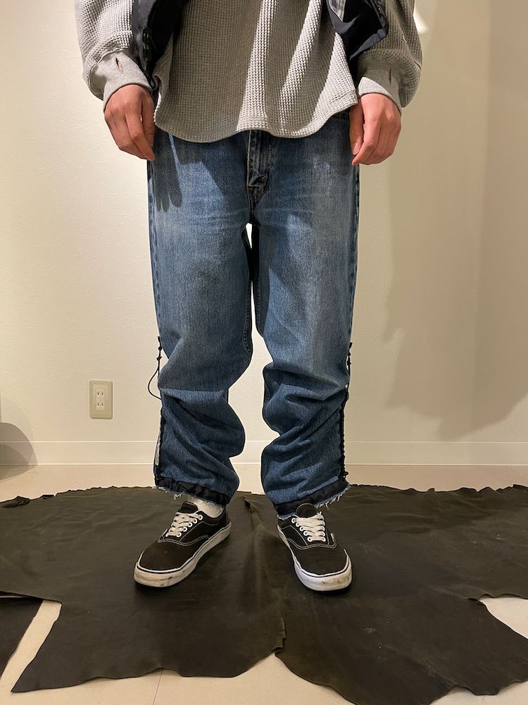 THE DEFORMED ADJUSTABLE THRIFTING DENIM 550 [FIGURE PROTO] / リメイク デニムパンツ（INDIGO）
