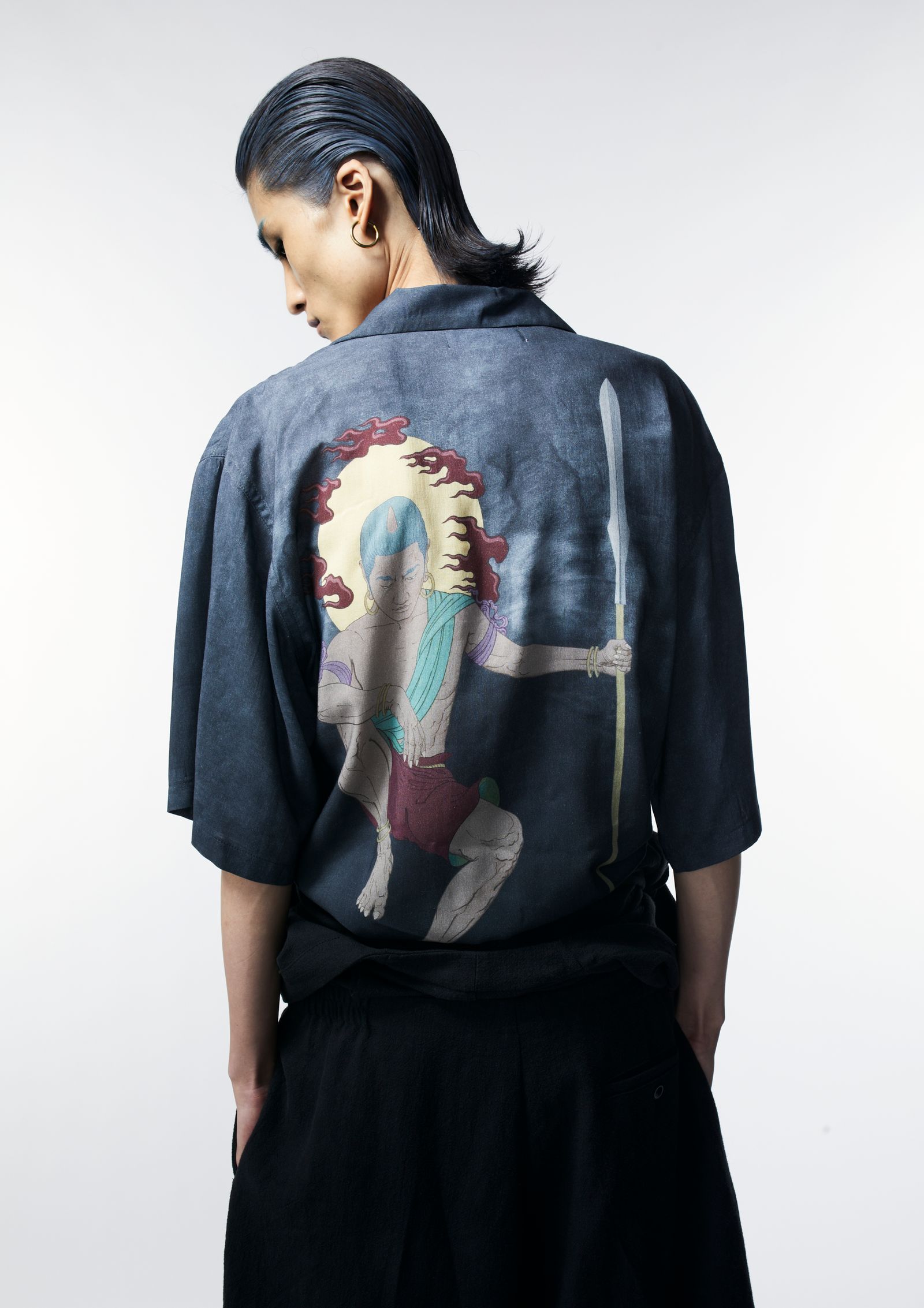 × 天明屋尚「剣神」「槍神」OPEN COLLAR SHIRT / 半袖シャツ (CHARCOAL)