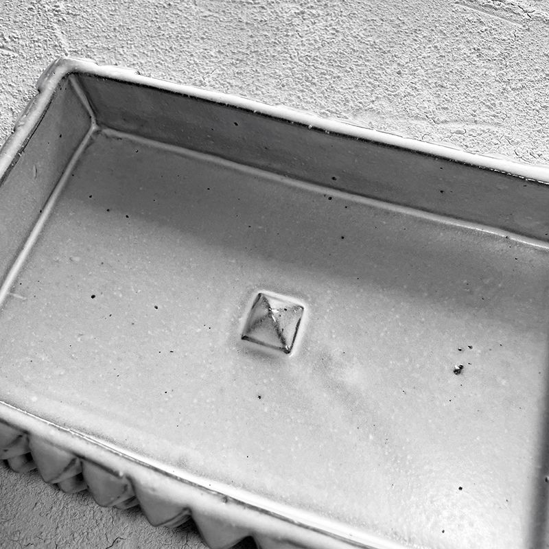 SQUARE STUDS TRAY "WHITE" -陶器皿-