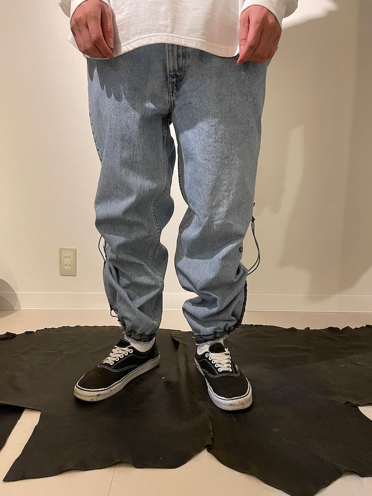 THE DEFORMED ADJUSTABLE THRIFTING DENIM 550 [FIGURE PROTO] / リメイク デニムパンツ（LIGHT INDIGO）