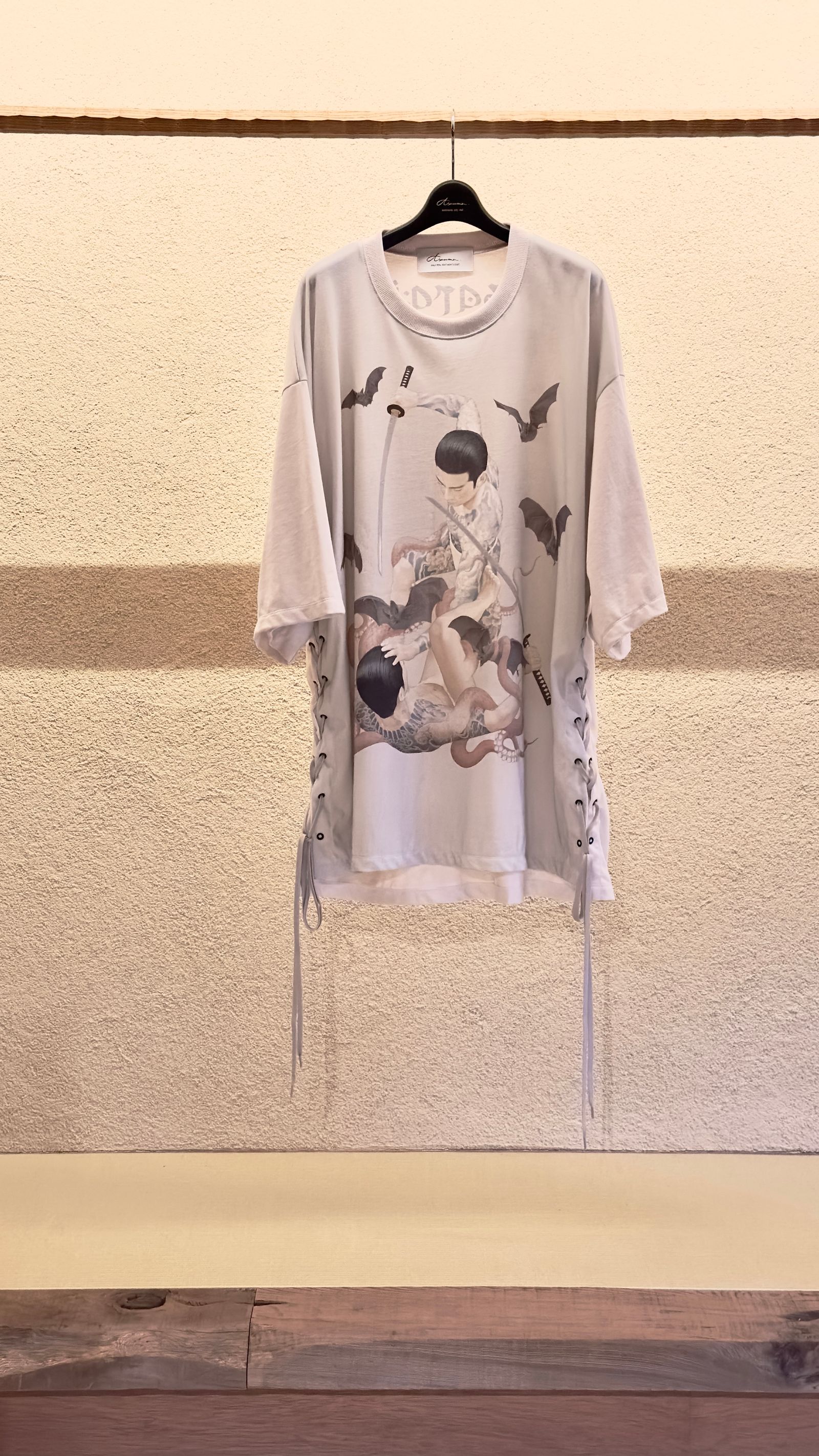 × 天明屋尚「思念遊戯」LACE UP S/S / ビッグTEE (BLACK,LIGHT GRAY)