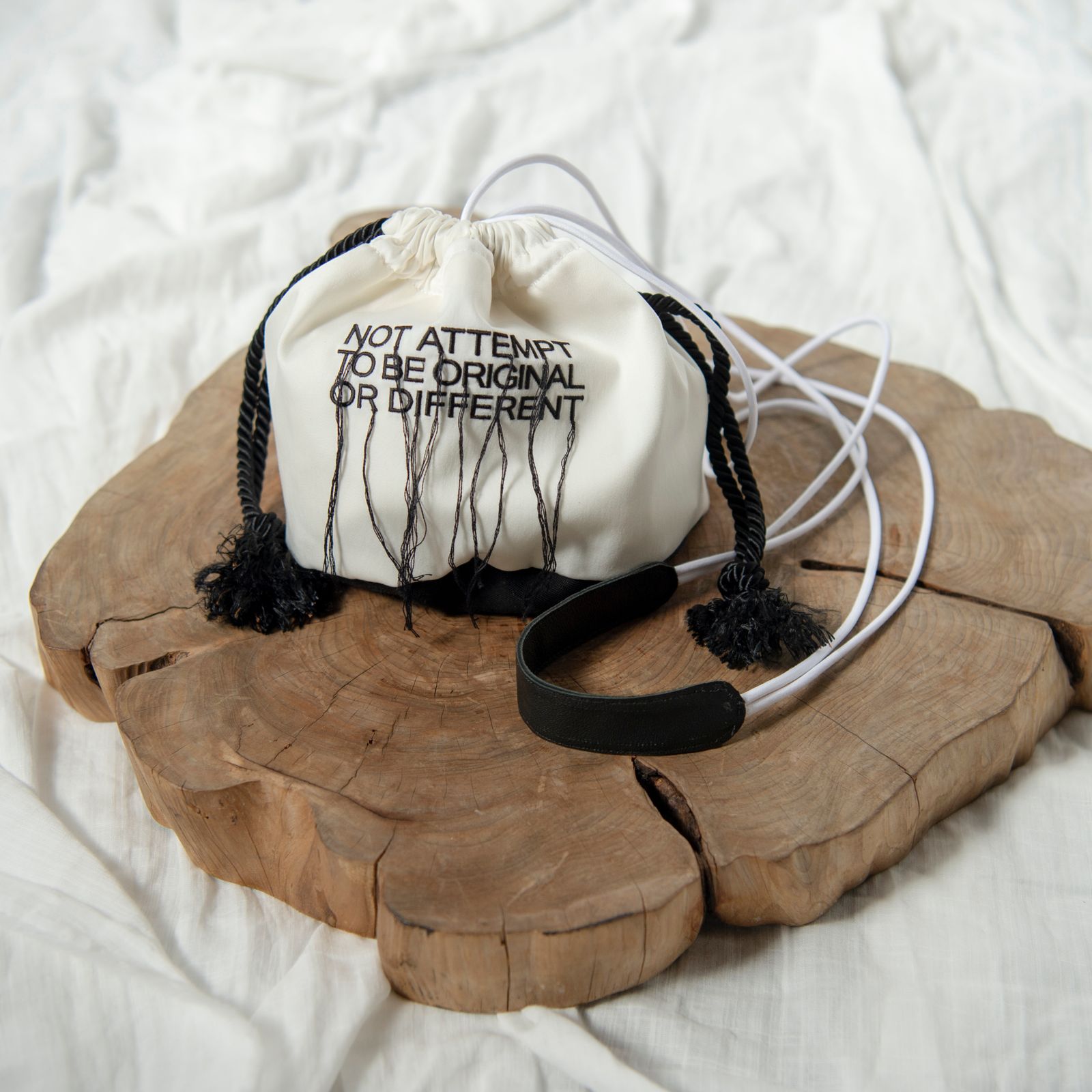 「予約商品」EMBROIDERED PURSE (BLACK/WHITE)