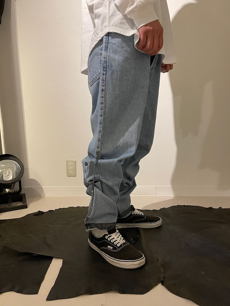 THE DEFORMED ADJUSTABLE THRIFTING DENIM 550 [FIGURE PROTO] / リメイク デニムパンツ（LIGHT INDIGO）