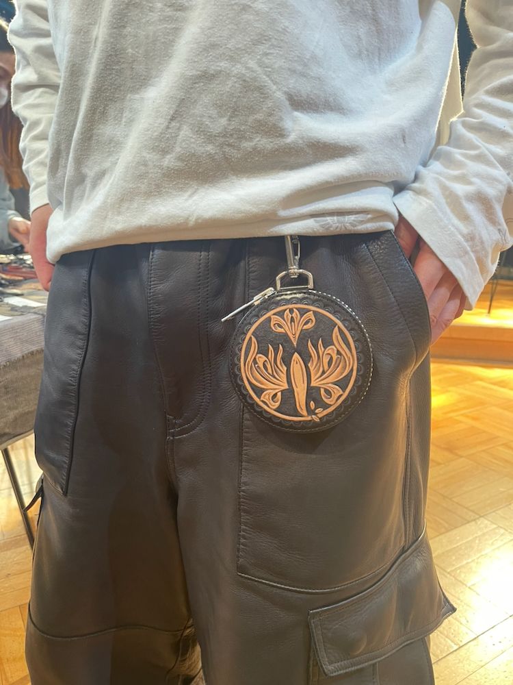 945-81TAC343-1 / カービングサークルポーチ (BLACK, NATURAL)