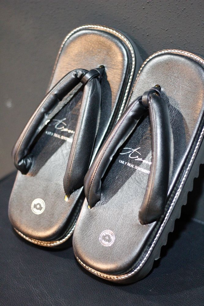 LEATHER SETTA (BLACK)