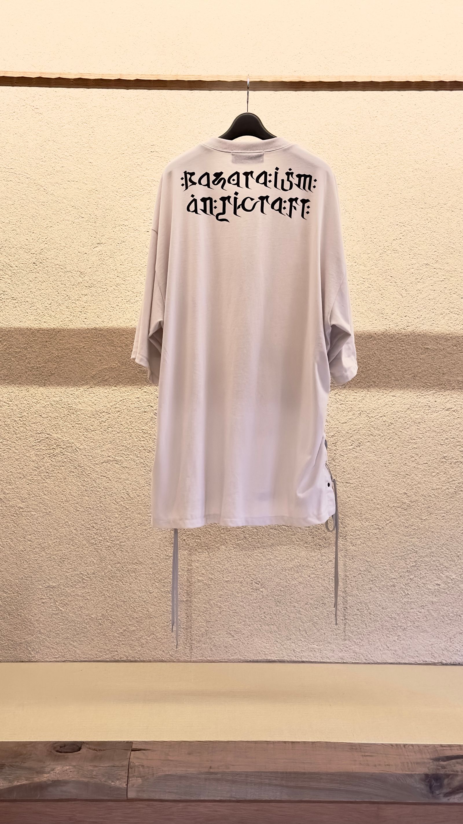 × 天明屋尚「思念遊戯」LACE UP S/S / ビッグTEE (BLACK,LIGHT GRAY)