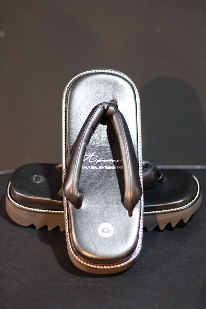 LEATHER SETTA (BLACK)