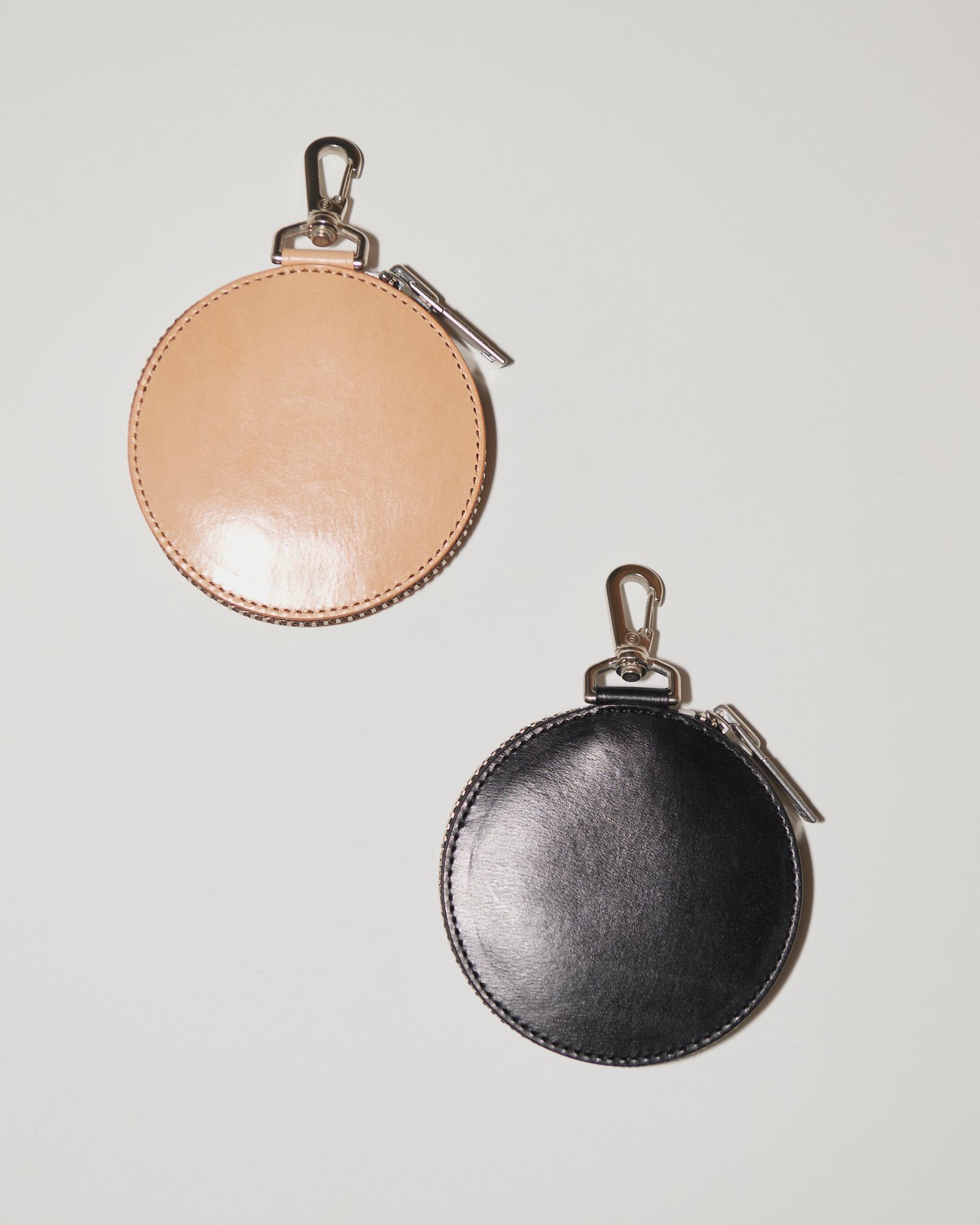 945-81TAC343-1 / カービングサークルポーチ (BLACK, NATURAL)