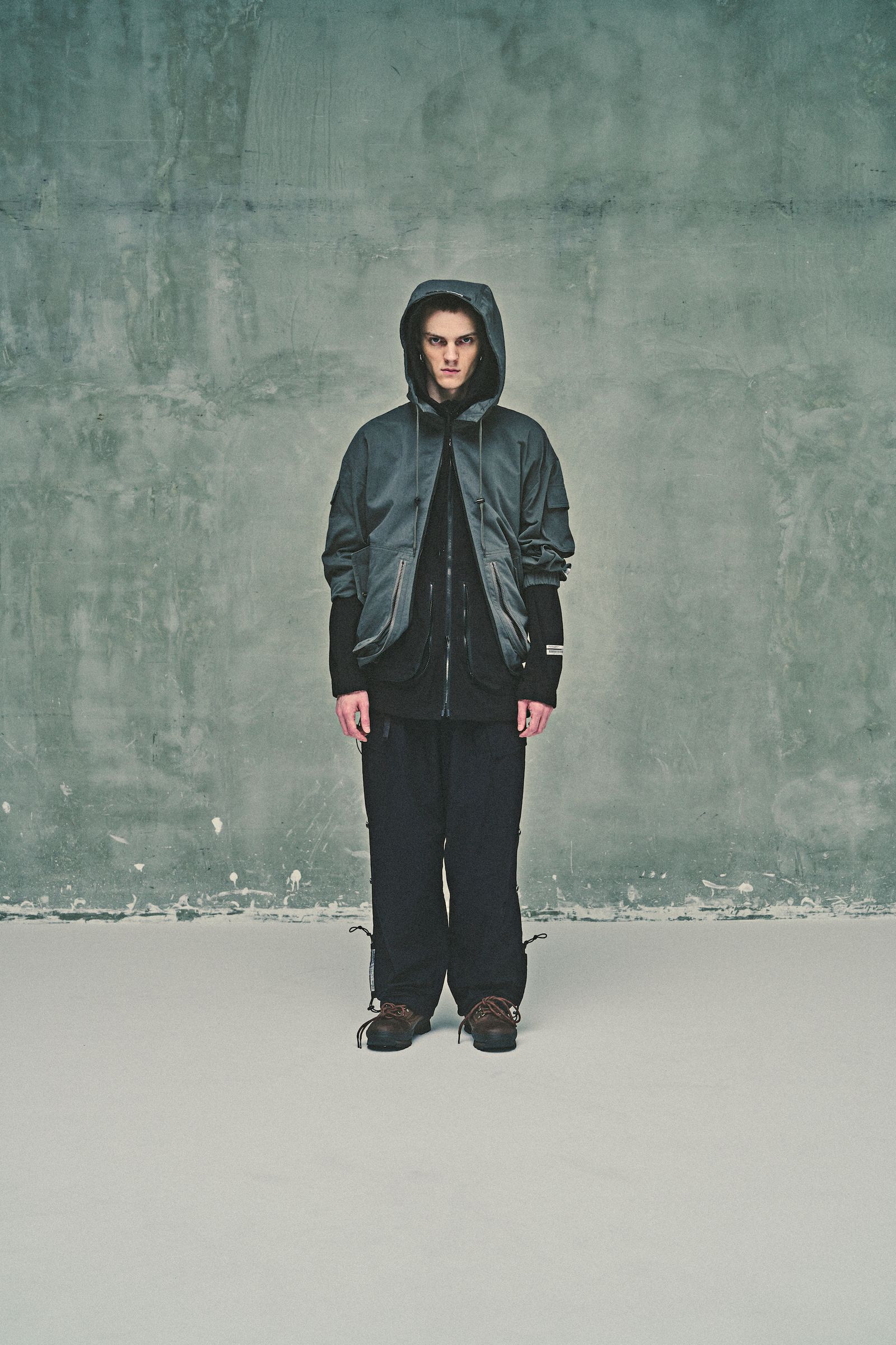 THE HIGH DENSITY HOODED JACKET WITH DEFORMING LARGE POCKETS / フーデッドジャケット（BLACK）