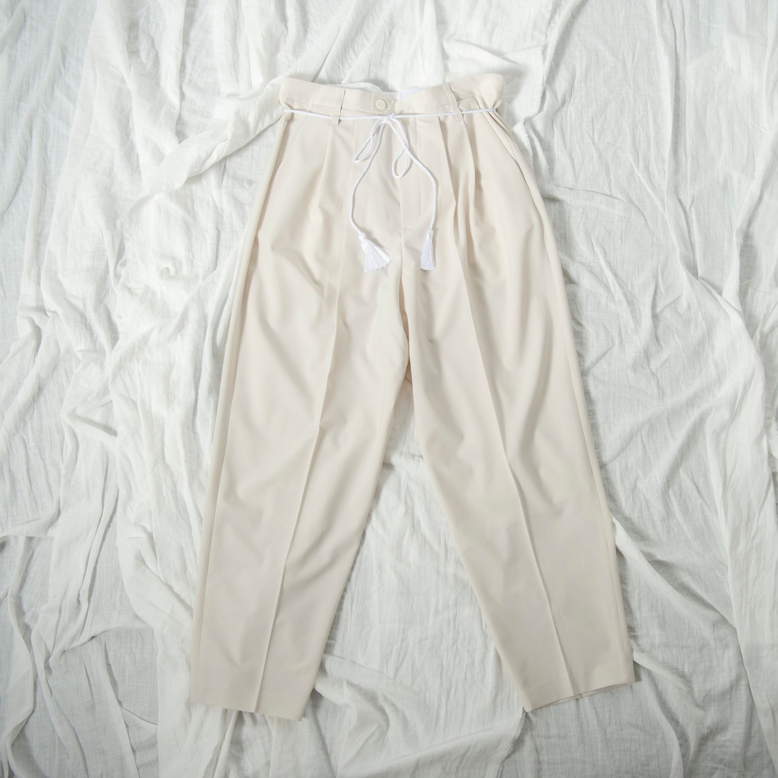 「予約商品」PLEATED WIDE TROUSERS (WHITE)