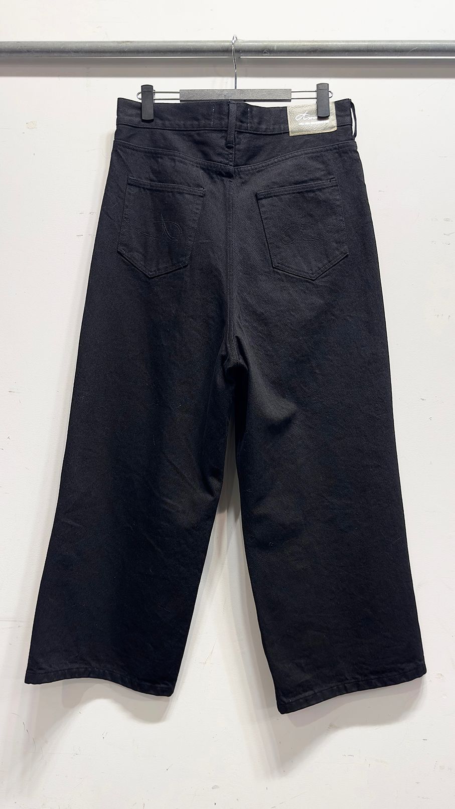 KURT’S WIDE JEANS (ONE WASH) / ワイドジーンズ デニム (Black, Indigo)
