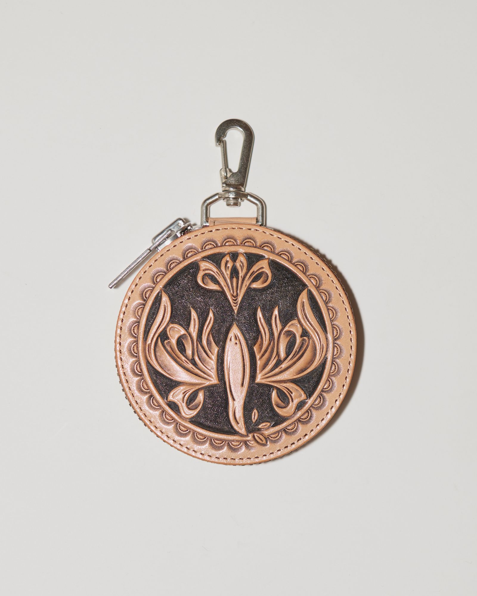 945-81TAC343-1 / カービングサークルポーチ (BLACK, NATURAL)